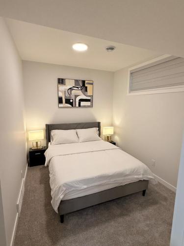 Ένα ή περισσότερα κρεβάτια σε δωμάτιο στο Serene Stay Near Calgary Airport