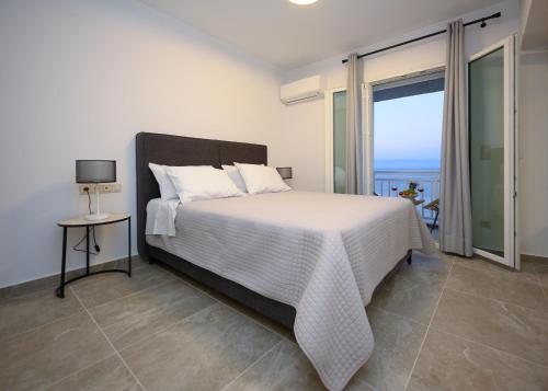 En eller flere senge i et værelse på Georgia Apartment, Benitses Corfu