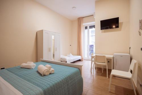 a bedroom with a bed and a dining room at Room Nabigi' - Centro Storico in Conversano