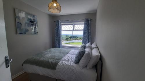 Ein Bett oder Betten in einem Zimmer der Unterkunft Kilbrien Mountain view