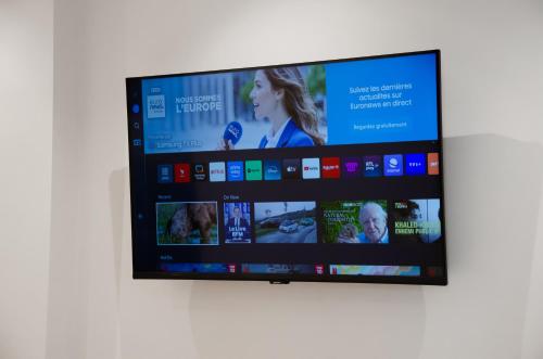 TV a/nebo společenská místnost v ubytování Il Ponte Private Room with Hotel-Style Comfort