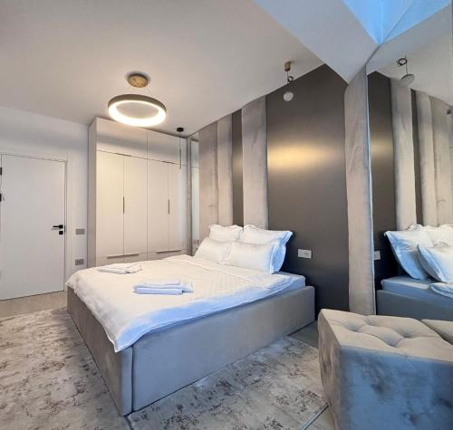una camera da letto con un letto grande e un divano di MERAKI resort & spa a Mamaia Nord - Năvodari