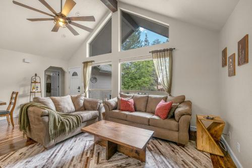 Fotografie z fotogalerie ubytování Pine-Time Retreat Near Downtown with Hot Tub! v destinaci Flagstaff