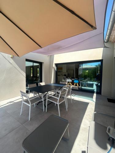 une salle à manger avec une table et des chaises dans l'établissement MAISON Drôme Provençale avec vue accès PMR et piscine hors sol, à Vinsobres