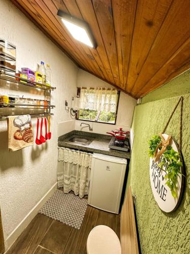 Dapur atau dapur kecil di Chalé com Hidro, Cachoeira Privativa e Café da Manhã