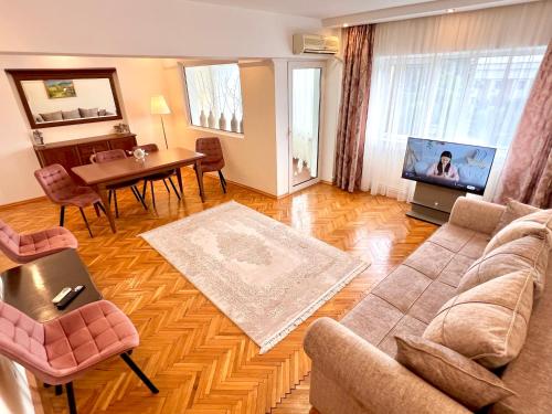 a living room with a couch and a table at Apartament Aerodrom Barza in Târgu Jiu
