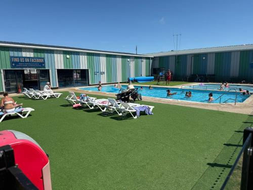 Бассейн в Seawick Holiday Park или поблизости