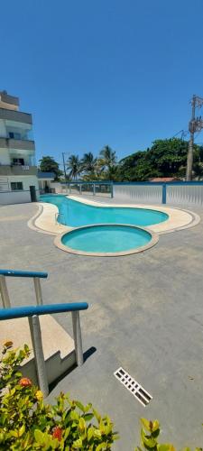 a swimming pool in the middle of a parking lot at Cobertura de Frente Para o Mar e Piscina Village das Ondas in Piúma