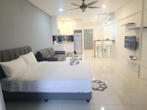 Summer Luxury Suites KlCC by ATIQ في كوالالمبور: غرفة نوم بها سرير كبير وغرفة معيشة