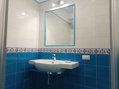 a bathroom with a sink and a mirror at Casa delle Campane in Scala