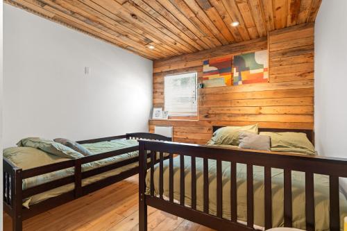 Ένα ή περισσότερα κρεβάτια σε δωμάτιο στο Panoramic View Waterfront Cozy Chalet and Spa