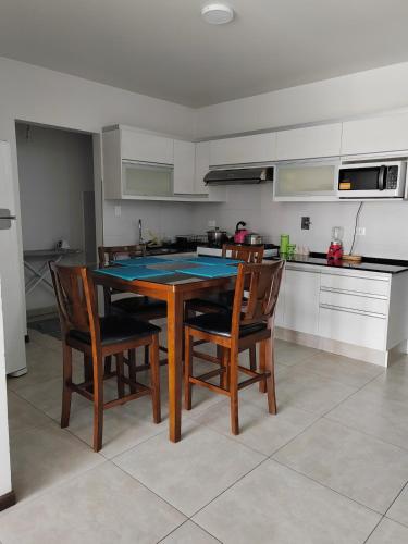 コチャバンバにある3c Departamento en Torres Venturaのキッチン(テーブル、椅子付)