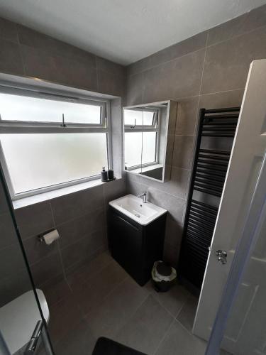 a bathroom with a sink and a window at Wessex Stays - Spacious 1 Bedroom Property in Willaston
