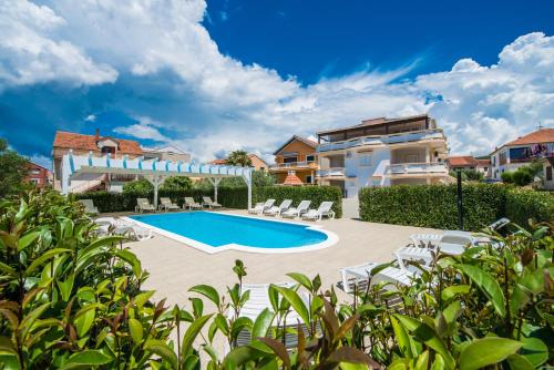 une image d'une villa avec une piscine dans l'établissement Apartments Ka - Ro, à Bibinje