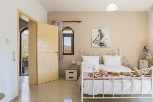 Ένα ή περισσότερα κρεβάτια σε δωμάτιο στο Villa Leondis