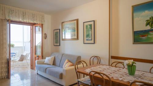 una sala de estar con un sofá y una mesa en Villino da Susy, en Otranto