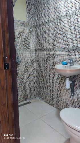a bathroom with a sink and a toilet at Agréable maisonnette au centre de Rabat in Rabat