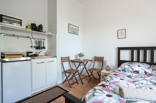 Cet appartement comprend une chambre avec un lit, une cuisine et une table. dans l'établissement Le Petit Lafayette, à Angers