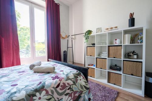 une chambre avec un lit et une étagère dans l'établissement Le Petit Lafayette, à Angers