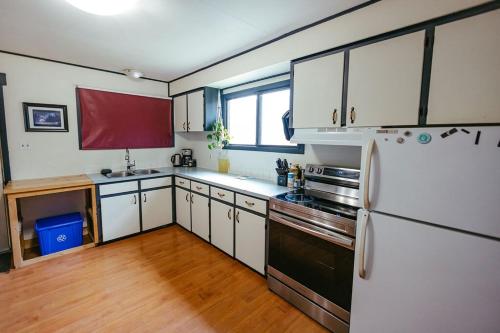 Dapur atau dapur kecil di Pet-Friendly Invermere Home with Firepit by StayIn