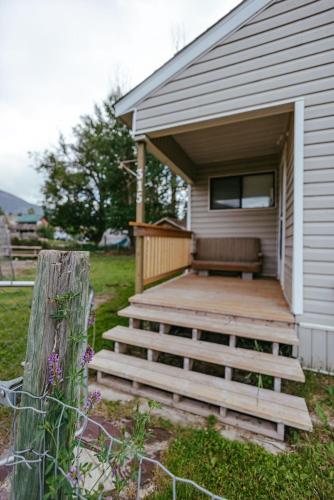 Taman di luar Pet-Friendly Invermere Home with Firepit by StayIn