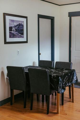 Ruang duduk di Pet-Friendly Invermere Home with Firepit by StayIn