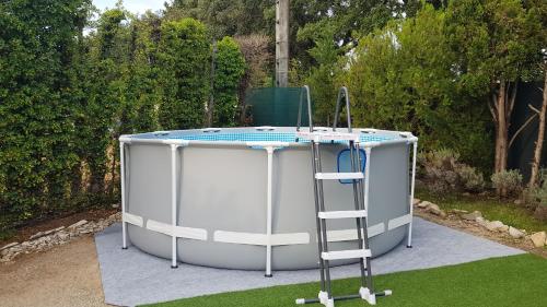 une petite piscine avec une échelle à côté dans l'établissement SAKURA, Paisible et confortable appartement à la campagne, à Monteux