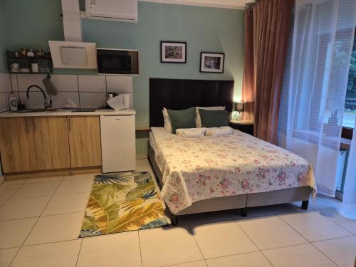 a bedroom with a bed and a kitchen with a sink at Chata nad Sztolnią in Bystrzyca Górna