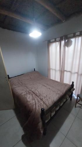 圣拉斐尔Lo de juan的一间带床的卧室，位于一间有窗户的房间里