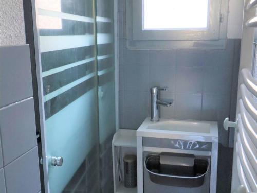une petite salle de bain avec un lavabo et une fenêtre dans l'établissement Maison avec Piscine et Activités, Proche La Palmyre - 4 Pers. - FR-1-738-9, aux Mathes