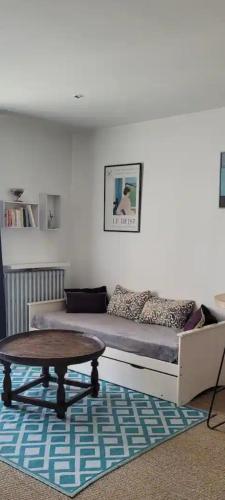 un salon avec un canapé et une table basse dans l'établissement T2 clair et cosy, à Vannes