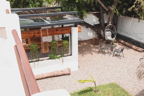 a backyard with a table and chairs and a building at Casa Kâi in Brisas de Zicatela