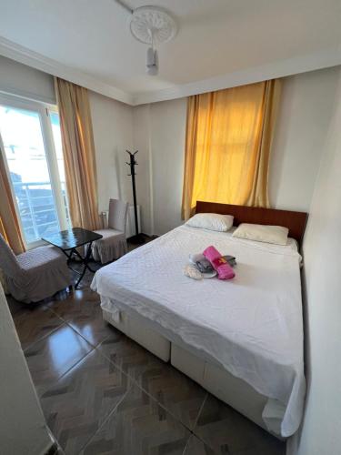 ein Schlafzimmer mit einem Bett mit einer rosa Tasche darauf in der Unterkunft Airport Confort Guest House in Arnavutköy