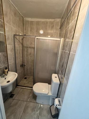 ein Badezimmer mit Toilette, Dusche und Waschbecken in der Unterkunft Airport Confort Guest House in Arnavutköy