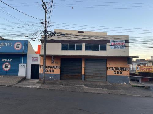 a building on the side of a street at Fronteiras Hostel in Foz do Iguaçu