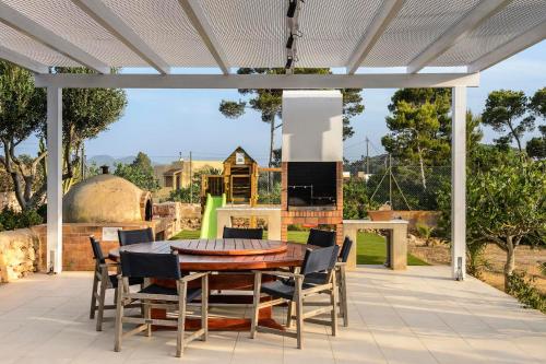 Una televisión o centro de entretenimiento en Villa Can Joan I - Fantastic Sunset Views and Family Friendly -