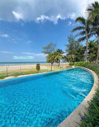 Kolam renang di atau dekat dengan Kimstone Villa Timurbay sea view studio
