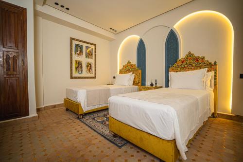Riad Dar Chams Tanjaにあるベッド