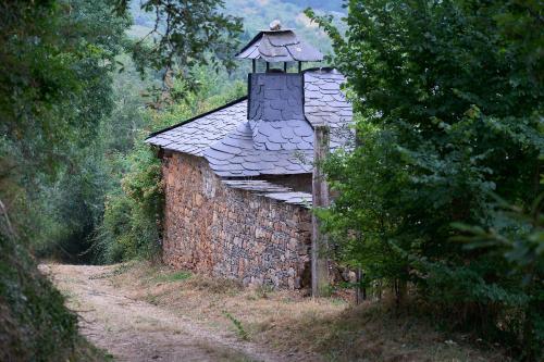 Gallery image of Las3Lobas in Valdelaloba