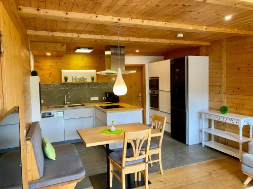Kuchyň nebo kuchyňský kout v ubytování MEB Appartement Luxuriöses, alpines Appartement im Chalet-Stil