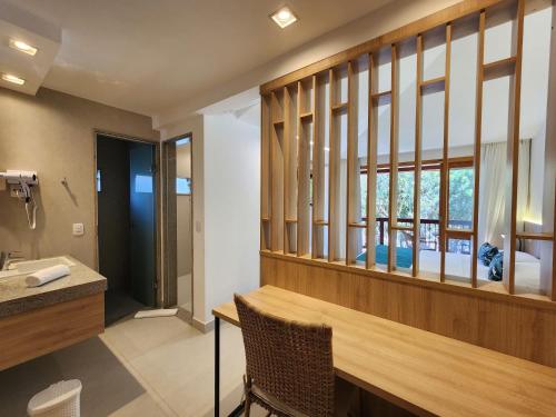 a hotel room with a bathroom with a window at Pousada Blue Marlin in Búzios