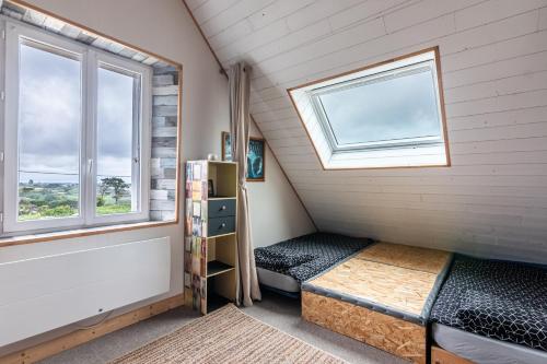 une petite maison avec une fenêtre et un lit dans l'établissement hébergement Mézéozorn, à Plouguerneau