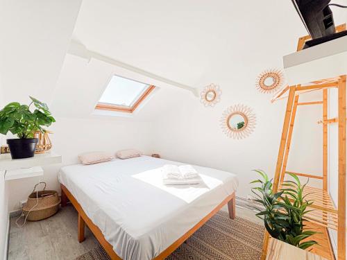 Cette chambre blanche dispose d'un lit et d'une échelle. dans l'établissement France, hyper centre - Wifi, AC, 2pers, à Nice