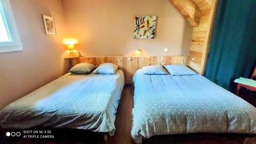 two beds in a small room with at L'appartement du chalet in Méolans