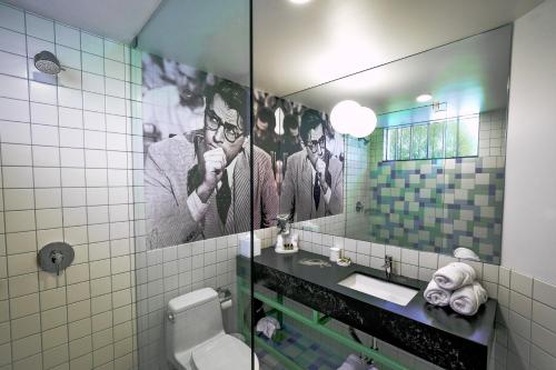 Salle de bains dans l'établissement The Hollywood Franklin Hotel near Universal Studios