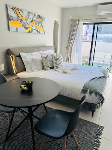 เตียงในห้องที่ Reamo Suites