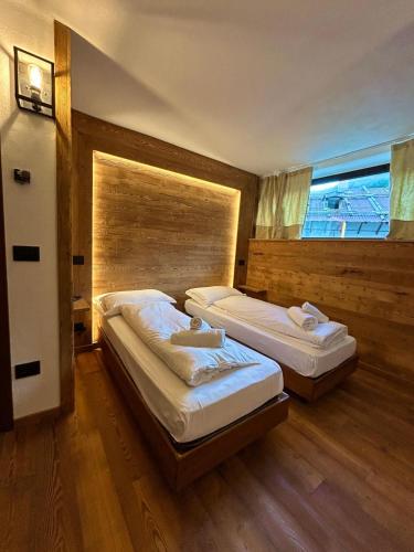 two beds in a room with a window at La Vecchia Partenza in Piaggia