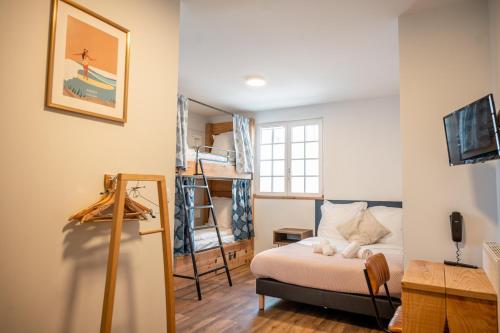 Cette petite chambre comprend un lit et une échelle. dans l'établissement AUBERGE KOSKENIA, à Bidart