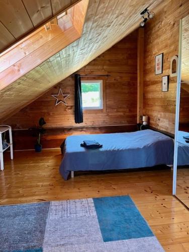 une chambre avec un lit dans une cabane en bois dans l'établissement Landscape chalet, à Saint-Christophe