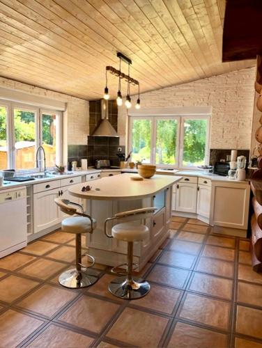 une cuisine avec une grande île au milieu dans l'établissement Landscape chalet, à Saint-Christophe